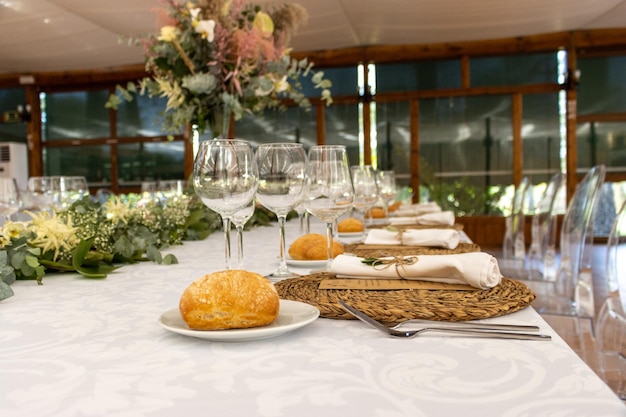 Mesas preparadas para una fiesta de eventos o una recepción de boda lujosa y elegante cena en un restaurante vasos y platos
