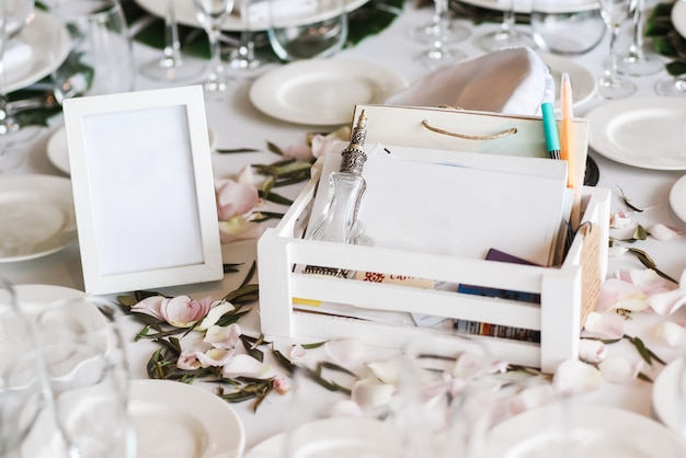 Mesas de restaurante decoradas para la celebración de bodas