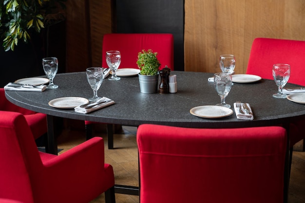 Mesas servidas en un hermoso interior de cafetería o restaurante