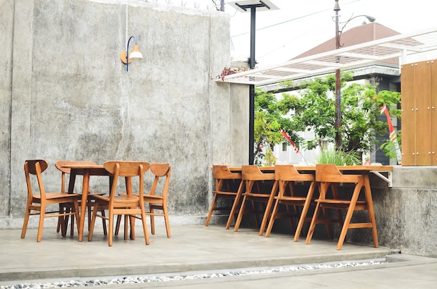 Mesas y sillas de cafetería minimalistas