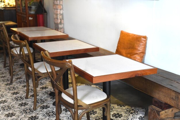 Mesas y sillas de madera en una cafetería.