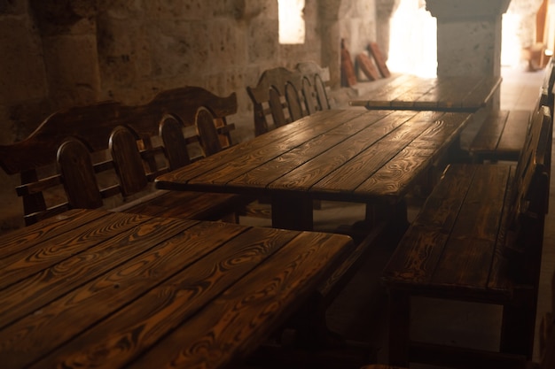 Mesas y sillas de madera en el templo.