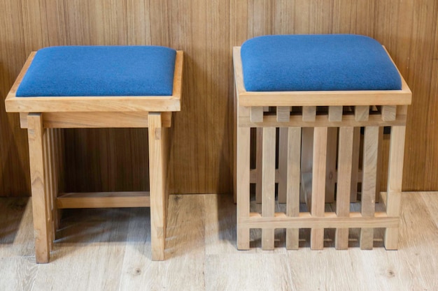 Mesas vacías de cafetería o restaurante con sillas.