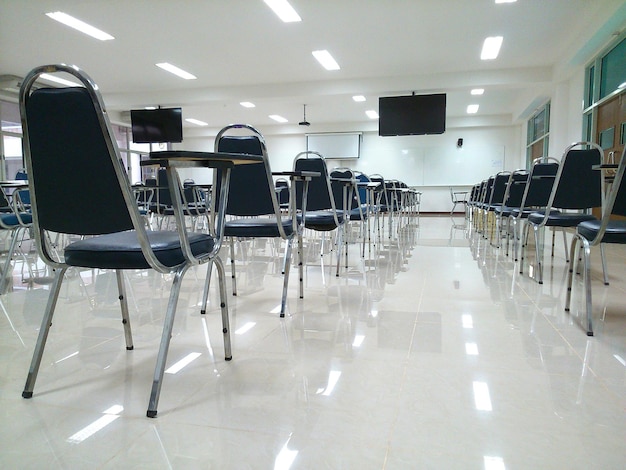 Mesas vazias com cadeiras na sala de aula