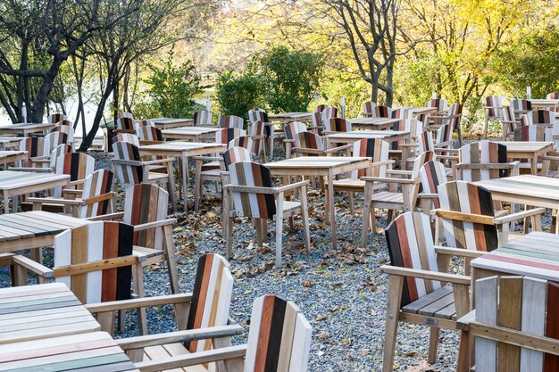 Mesas vazias e cadeiras, restaurante do parque, dia frio de outono