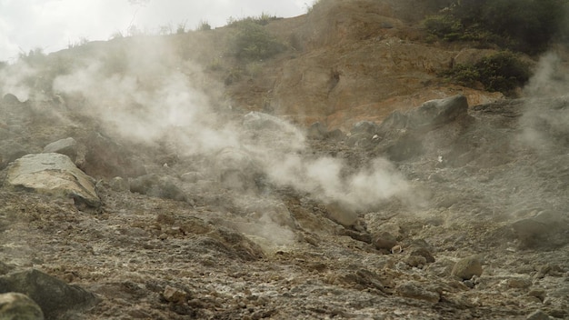 Meseta con actividad volcánica geotérmica geysers paisaje volcánico meseta dieng indonesia famoso