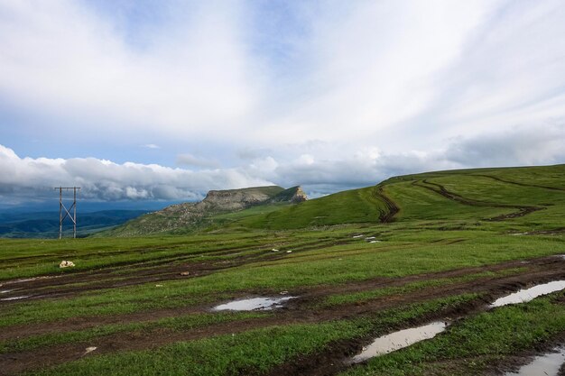 La meseta de Bermamyt KarachayCherkessia Cáucaso Rusia Las montañas del Cáucaso