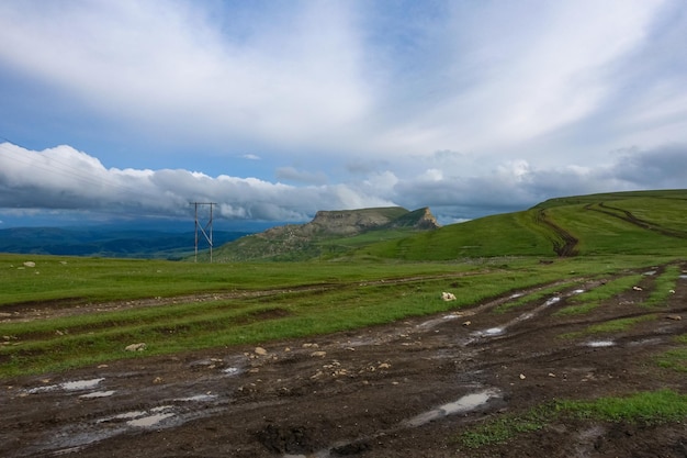 La meseta de Bermamyt KarachayCherkessia Cáucaso Rusia Las montañas del Cáucaso