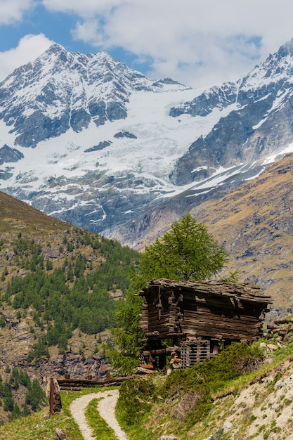 Meseta montañosa de los Alpes de verano con granero de madera (Suiza, cerca de Zermatt)