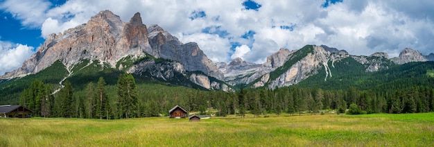 La meseta de Pralongia en el corazón de los Dolomitas, entre Corvara y San Cassiano