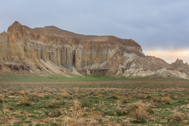 La meseta de Ustyurt. Distrito de Boszhir. Un grupo de turistas en autos se detuvo por la noche.