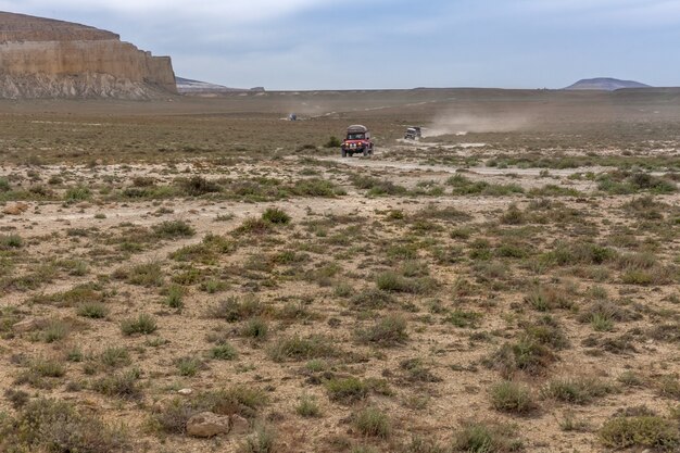 La meseta de Ustyurt. los turistas viajan en coche. Distrito de Boszhir. El fondo de un océano seco Tetis