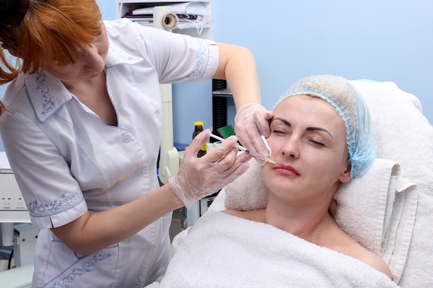 Mesotherapie. Erwachsene Frau, die Anti-Aging-Verfahren im Schönheitssalon erhält.