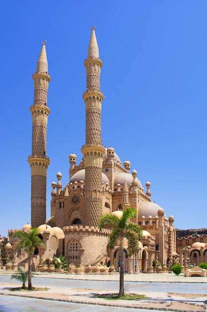 Mesquita Al-Sahaba contra o céu azul em Sharm El Sheikh