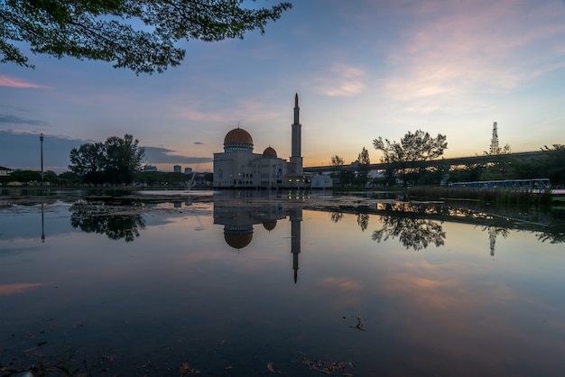 Mesquita ao nascer do sol com beira do lago