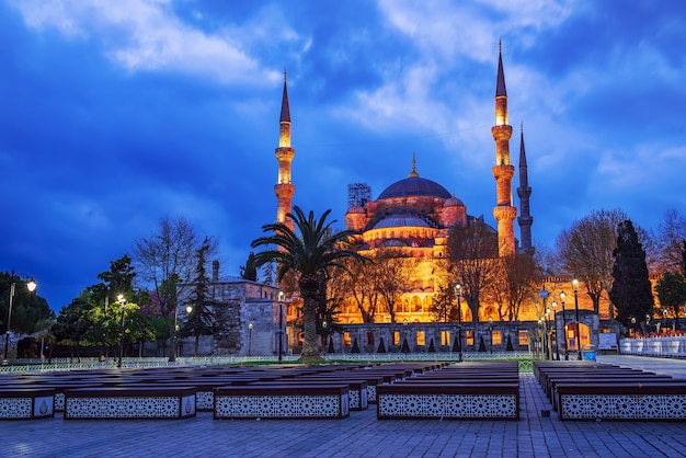Mesquita Azul em Istambul antes do nascer do sol no crepúsculo com céu azul temperamental, fundo de viagens da Turquia.