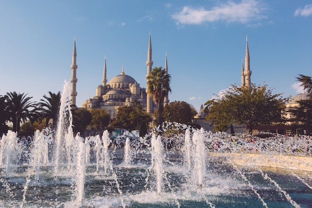 Mesquita Azul em Istambul em um dia ensolarado