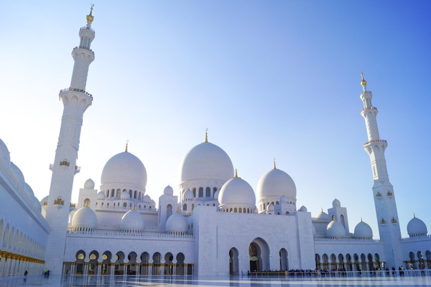 Mesquita branca do xeque Zayed contra o céu claro