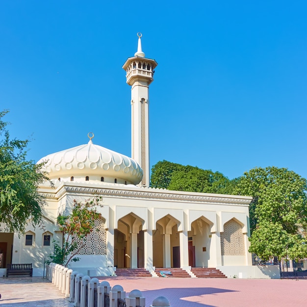 Mesquita branca no bairro al fahidi na velha dubai, emirados árabes unidos (emirados árabes unidos)