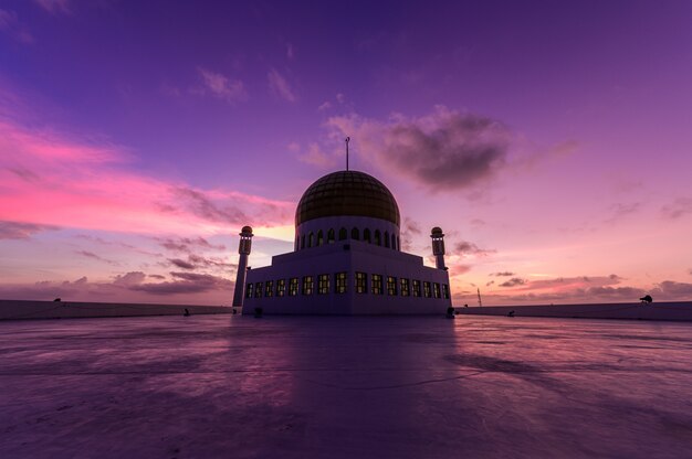 Mesquita central bonita com pôr do sol em songkla, songkla Province, Tailândia