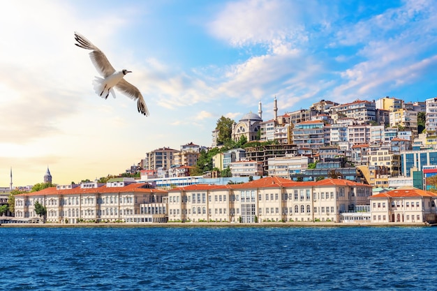 Mesquita Cihangir na costa de Istambul Turquia