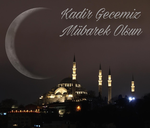 Mesquita com lua crescente Feliz 27o dia do Ramadão ou laylat alqadr texto na imagem