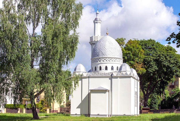 Mesquita de Kaunas branca incrível durante o dia ensolarado de verão Lituânia