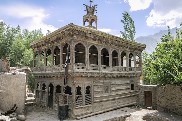 Foto mesquita de madeira de estilo tibetano na região do baltistão, no norte do paquistão.