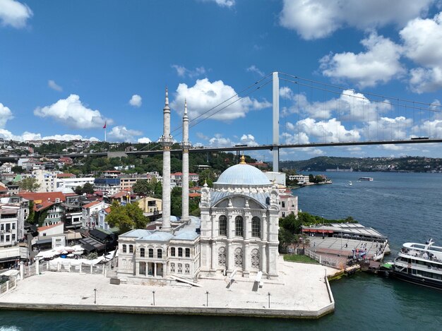 Mesquita de Ortakoy e Ponte do Bósforo de Istambul Paisagem ao nascer do sol filmada por drone aéreo