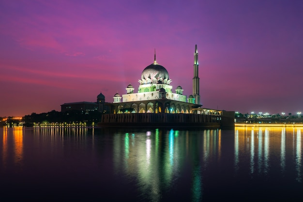 Mesquita de Putra em Putrajaya, Kuala Lumpur, Malásia ao entardecer