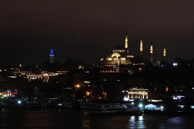 Mesquita de Sleymaniye com uma lua crescente no fundo laylat alqadr