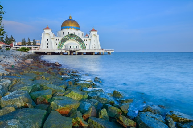 Mesquita do estreito de malaca (masjid selat melaka), é uma mesquita localizada na ilha artificial de malaca, perto da cidade de malaca, na malásia