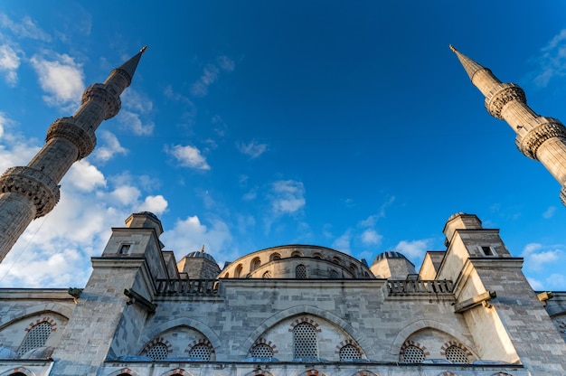 Mesquita do Sultão Ahmed ou Sultão Ahmet Camii, também conhecida como a Mesquita Azul com céu azul