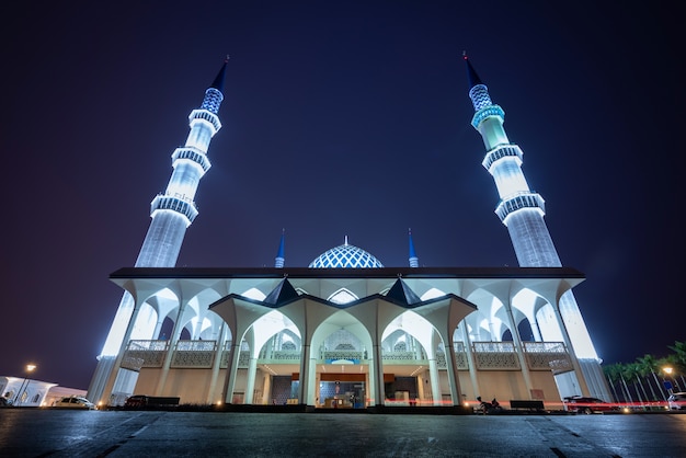 Mesquita do sultão salahudin abdul aziz shah à noite em shah alam, malásia.