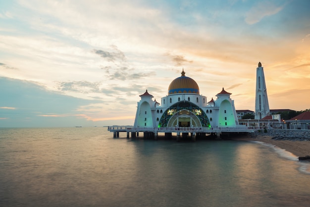 Mesquita dos passos de Malacca (mesquita de Selat Melaka) no estado de Malacca, Malásia.