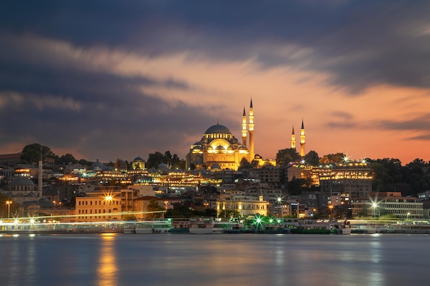 Foto mesquita histórica suleymaniye ao anoitecer e o chifre de ouro com balsas istambul turquia