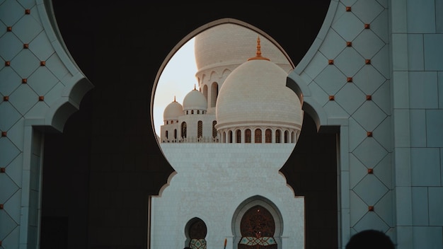 Mesquita histórica vista através do arco durante o pôr do sol