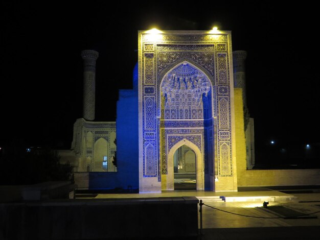 Foto mesquita iluminada à noite