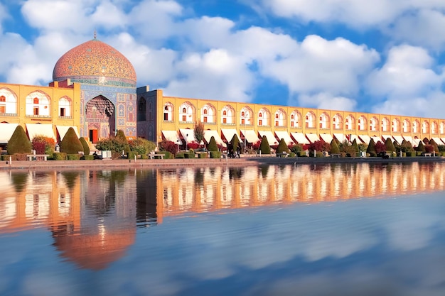 Mesquita iran sheikh lotfollah na praça naqshe jahan em isfahan contra o pôr do sol do século xvii