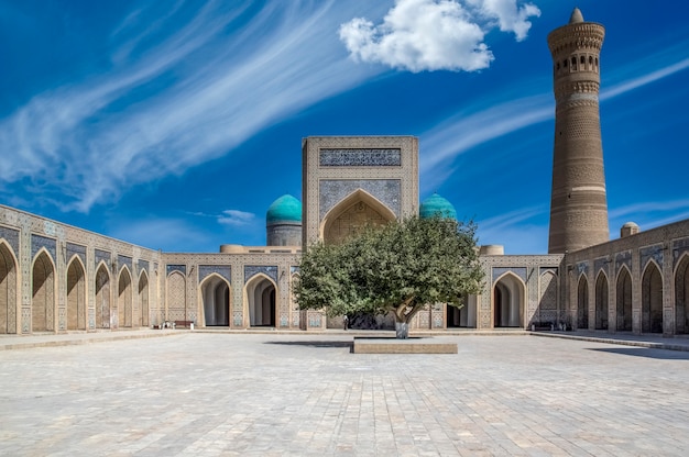 Mesquita Kalyan em Poi Complexo religioso Kalyan em Bukhara Uzbequistão com belas nuvens azuis no céu. Mesquita Kalyan, Patrimônio Mundial da UNESCO