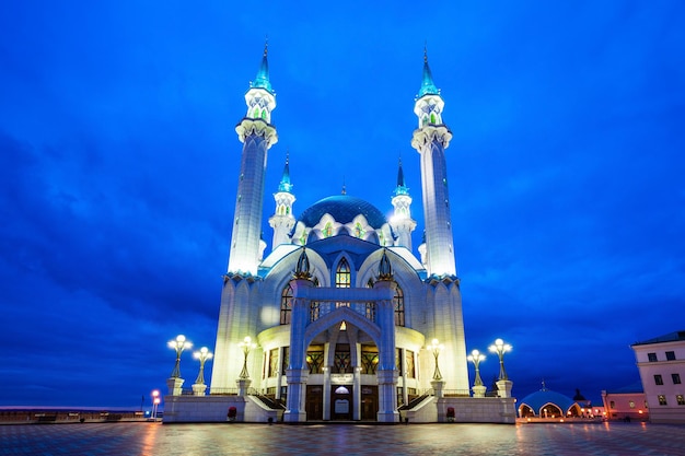 Mesquita kul sharif à noite. é uma das maiores mesquitas da rússia. a mesquita kul sharif está localizada na cidade de kazan, na rússia.