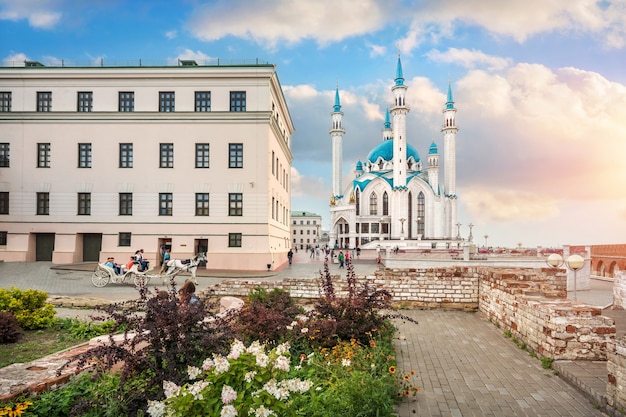 Mesquita kul-sharif no kremlin de kazan e um canteiro de flores entre ruínas antigas sob um céu azul