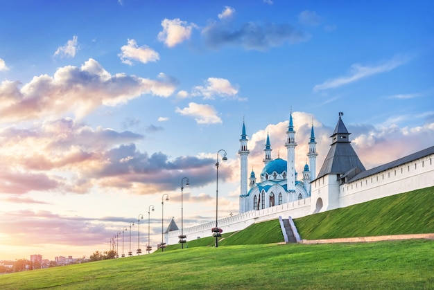 Mesquita Kul Sharif no Kremlin de Kazan sob um lindo céu azul com nuvens ao pôr do sol