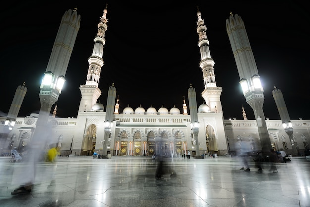 Foto mesquita madina à noite