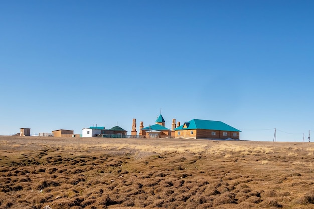 Mesquita muçulmana na aldeia de Altai na estepe de outono