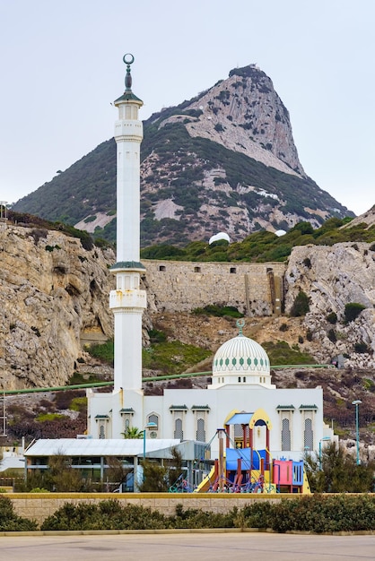 Mesquita muçulmana na costa de Gibraltar ao lado da grande rocha da ilha