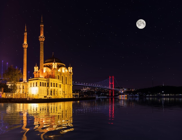 Mesquita Ortakoy à noite vista de luar Istambul Turquia