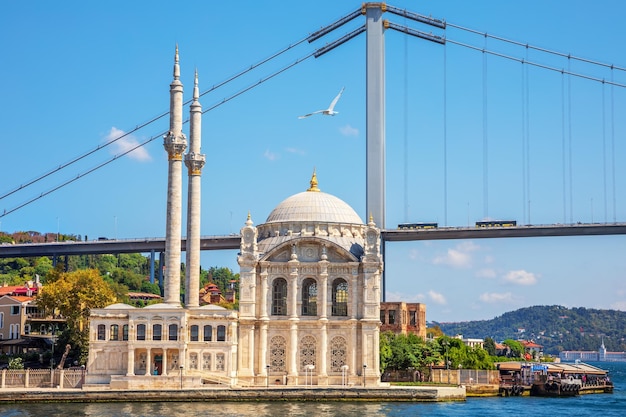 Mesquita Ortakoy e a ponte do Bósforo no fundo Istambul Turquia