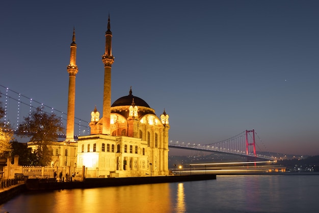 Mesquita Ortakoy na cidade de Istambul Turquia