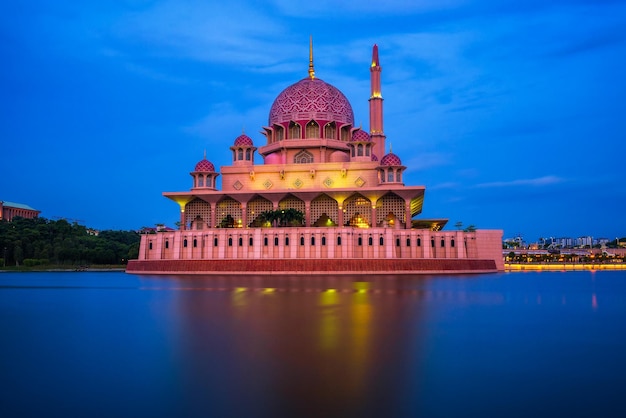 Mesquita Putra e lago putrajaya na malásia à noite